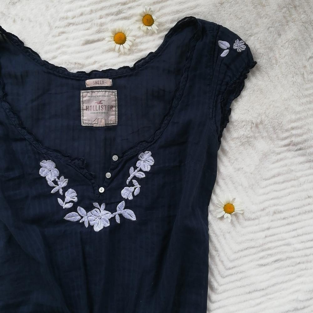 Hollister top